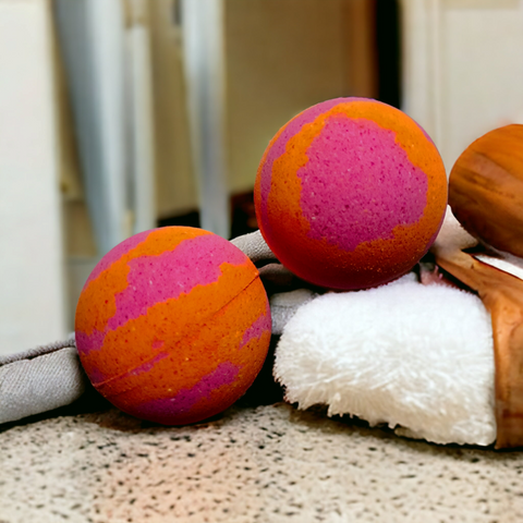 Champagne & strawberries bath bomb